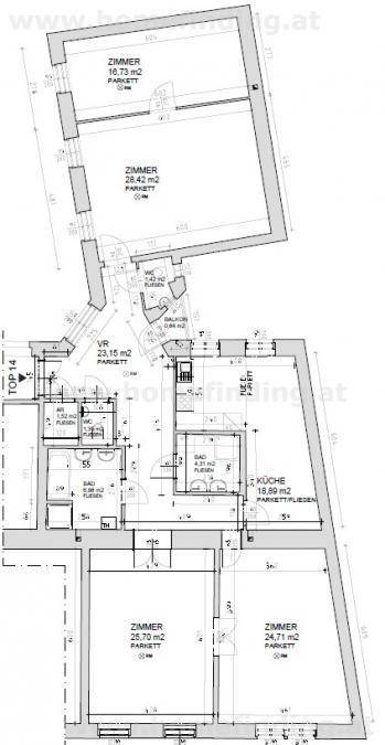 Grundriss der Wohnung mit mehreren Zimmern, Bädern und einem Balkon.