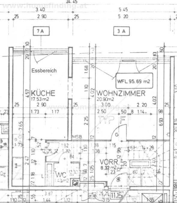 Grundriss des Erdgeschosses mit Küche, Wohnzimmer und separatem WC.