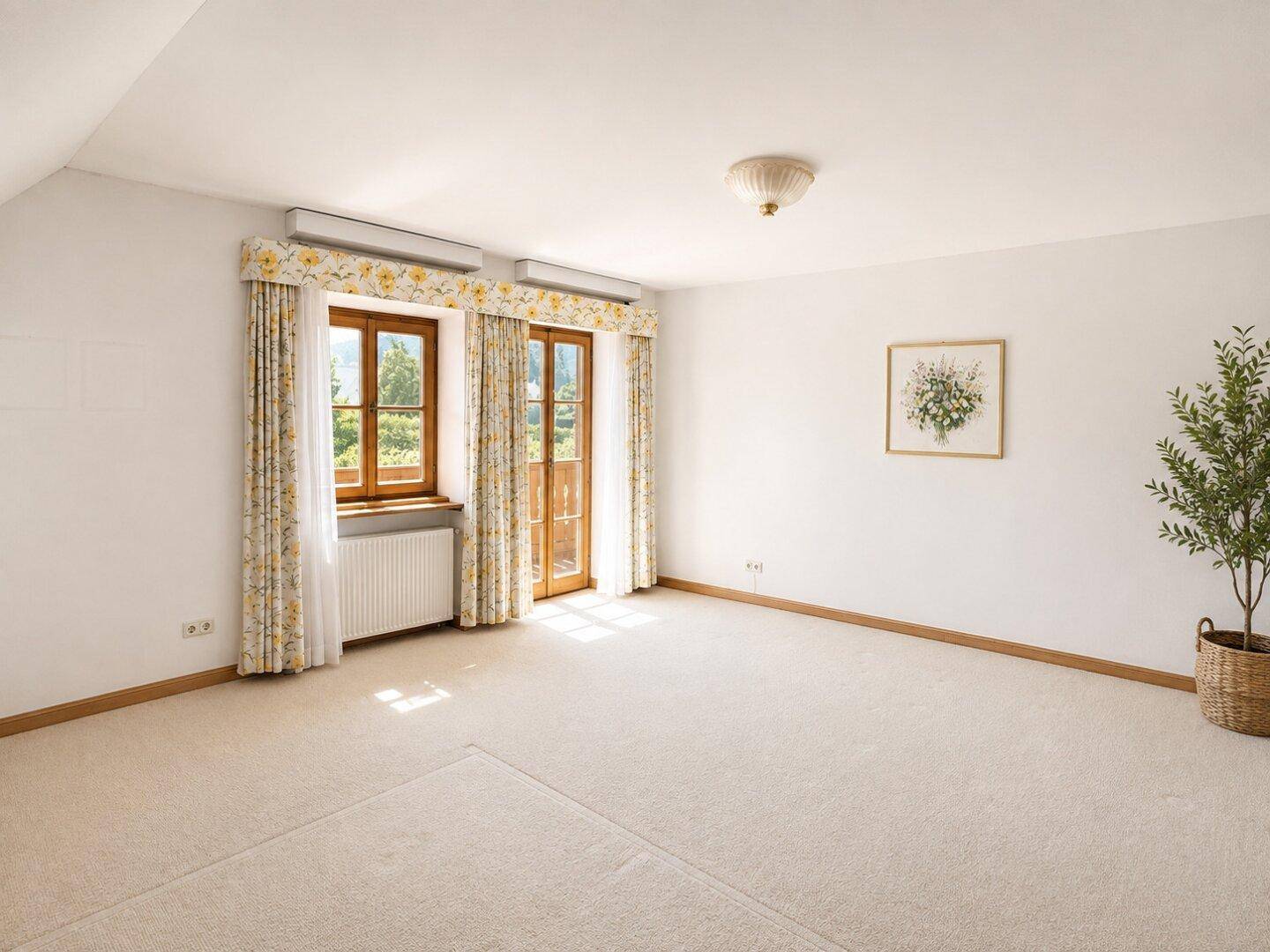 Geräumiges Schlafzimmer mit Teppichboden, hellen Wänden und Zugang zu einem französischen Balkon.