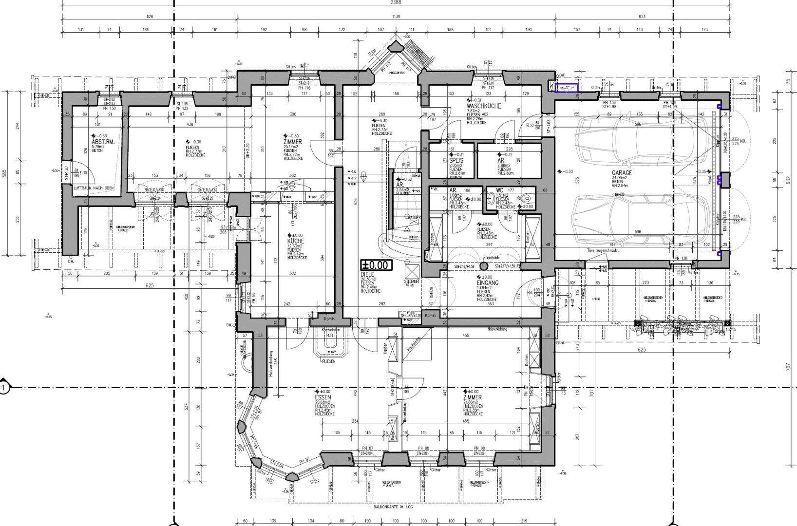 Grundriss des Erdgeschosses mit großer Garage, offenem Wohnbereich, Kamin und Zugang zu Außenbereichen.