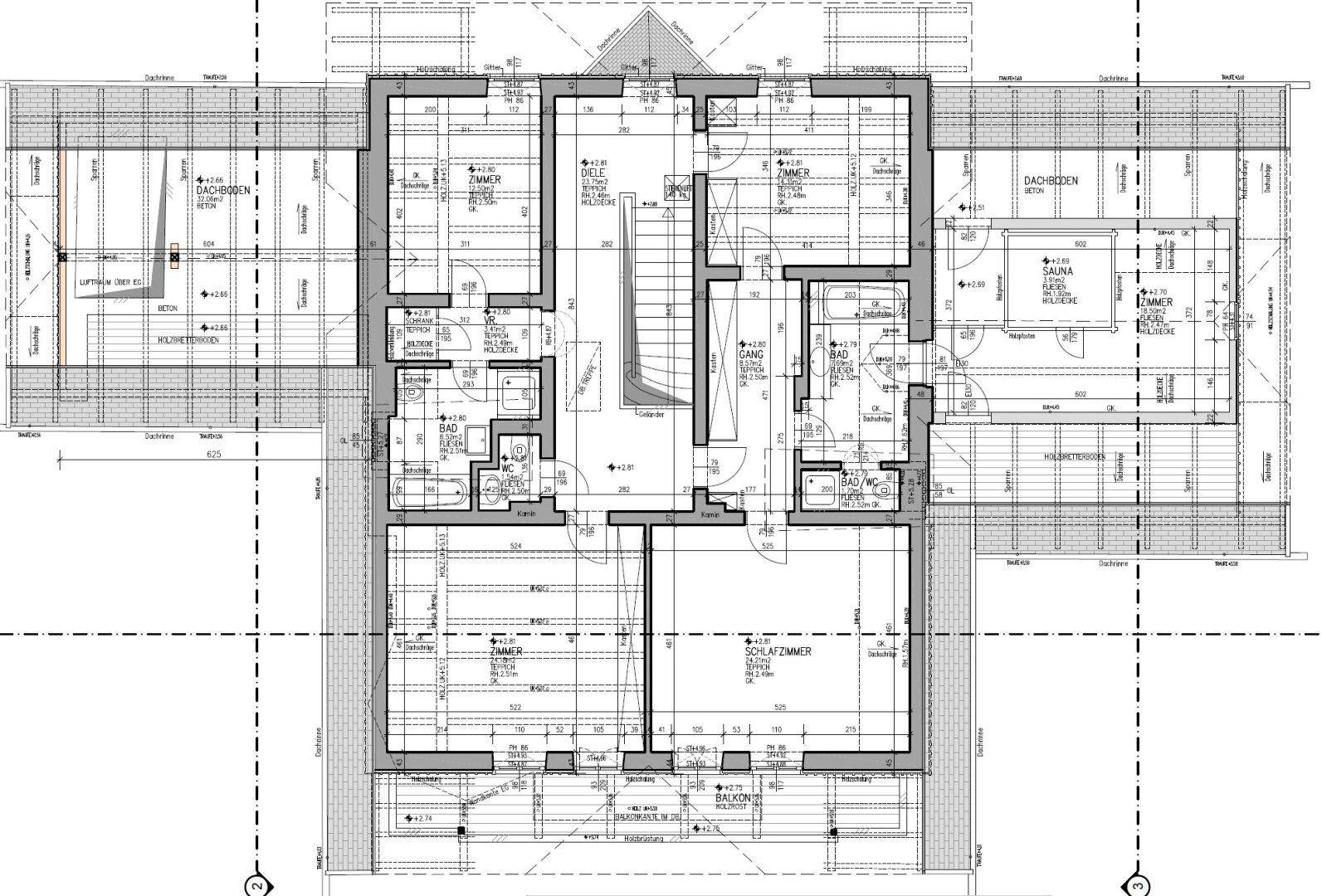 Grundriss des Obergeschosses mit mehreren Schlafzimmern, Bädern, Balkonen und einem Wellnessbereich mit Sauna.