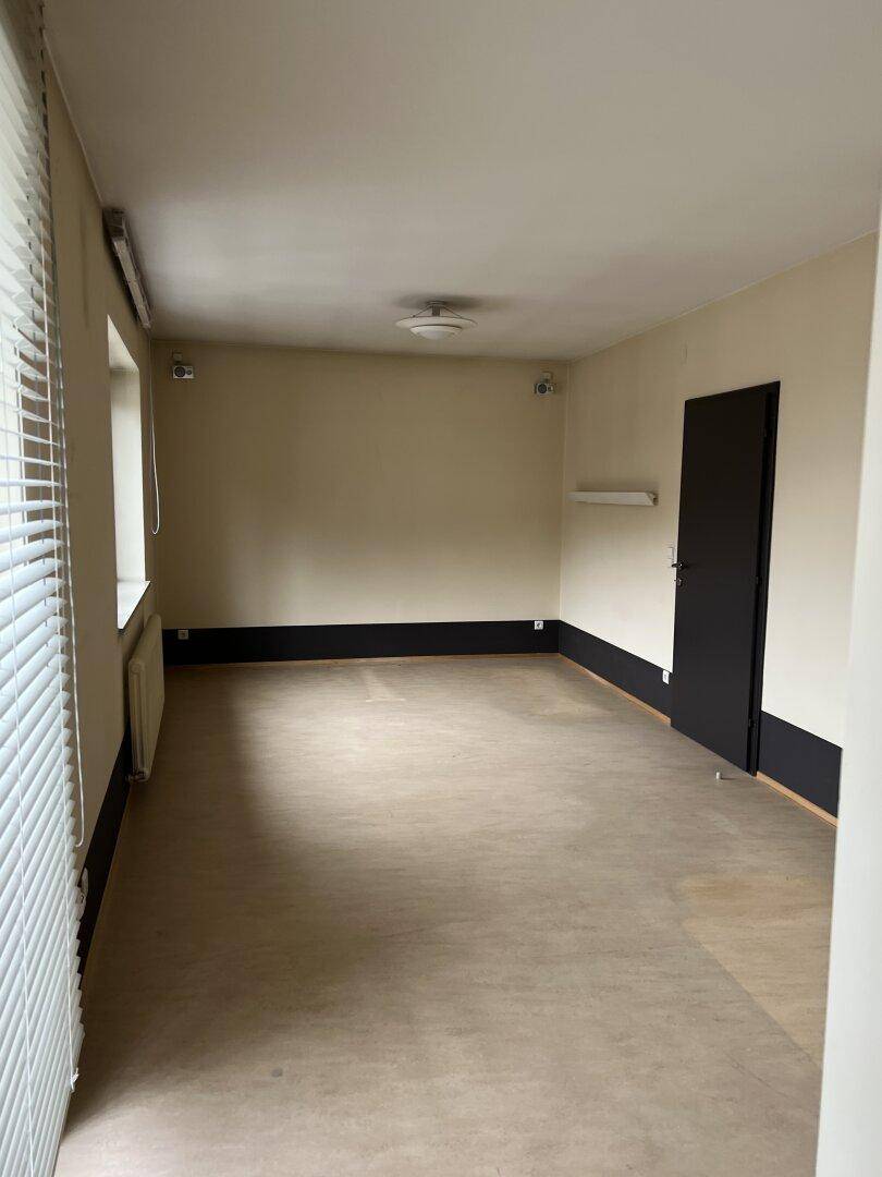 Helles Zimmer mit Fenster, Heizkörper und strapazierfähigem Bodenbelag, ideal als Schlaf- oder Arbeitszimmer.