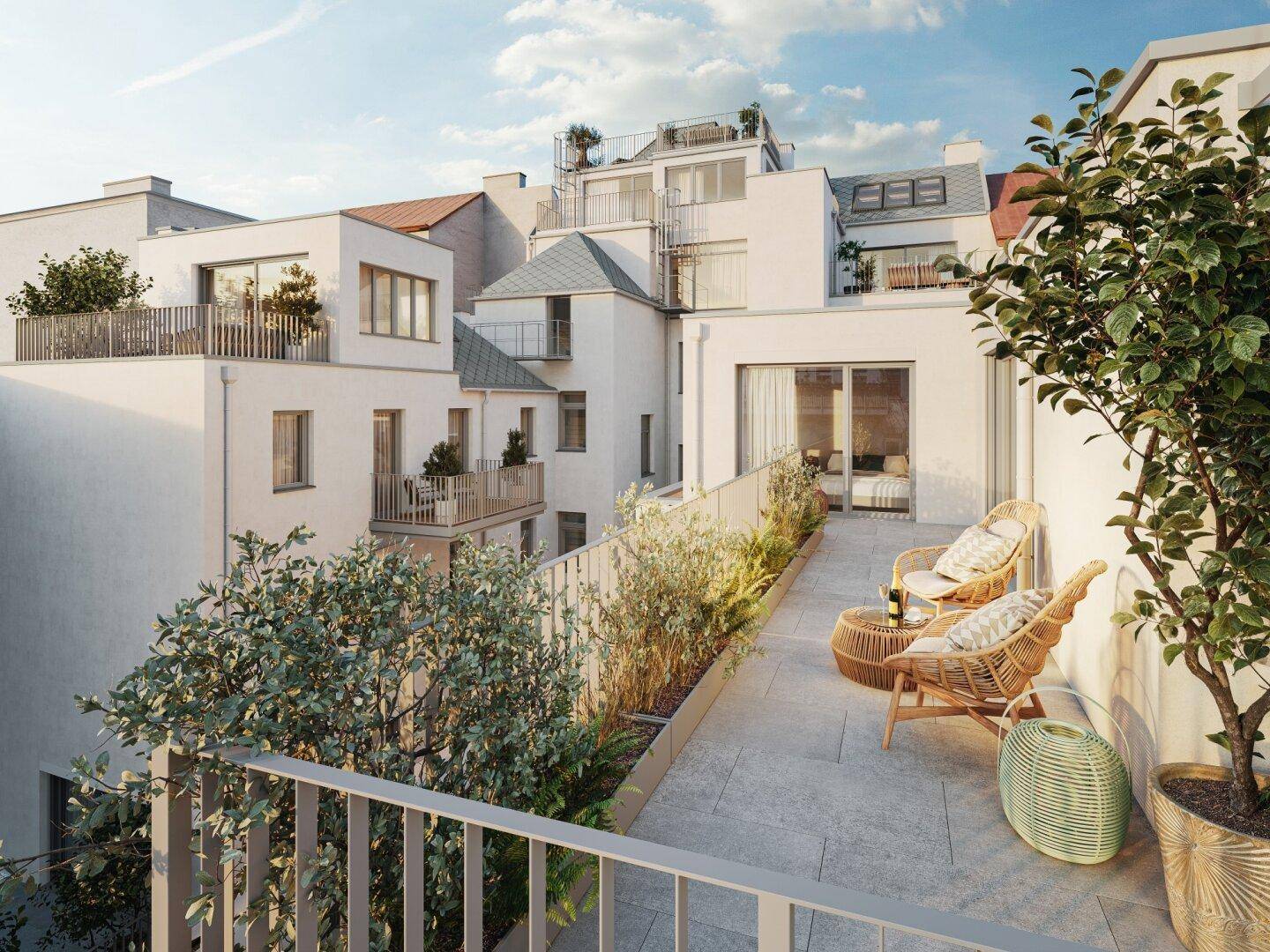 Sonniger Terrassenbereich mit Rattanmöbeln und Pflanzen, ideal zum Entspannen im Freien.