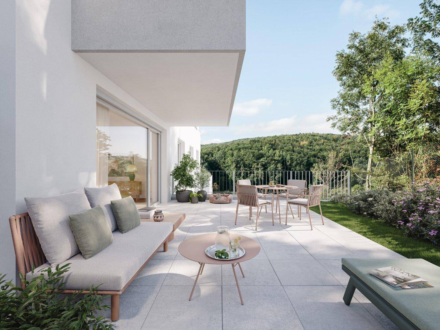 Geräumige Terrasse mit modernen Gartenmöbeln und Blick ins Grüne, ideal zum Entspannen.