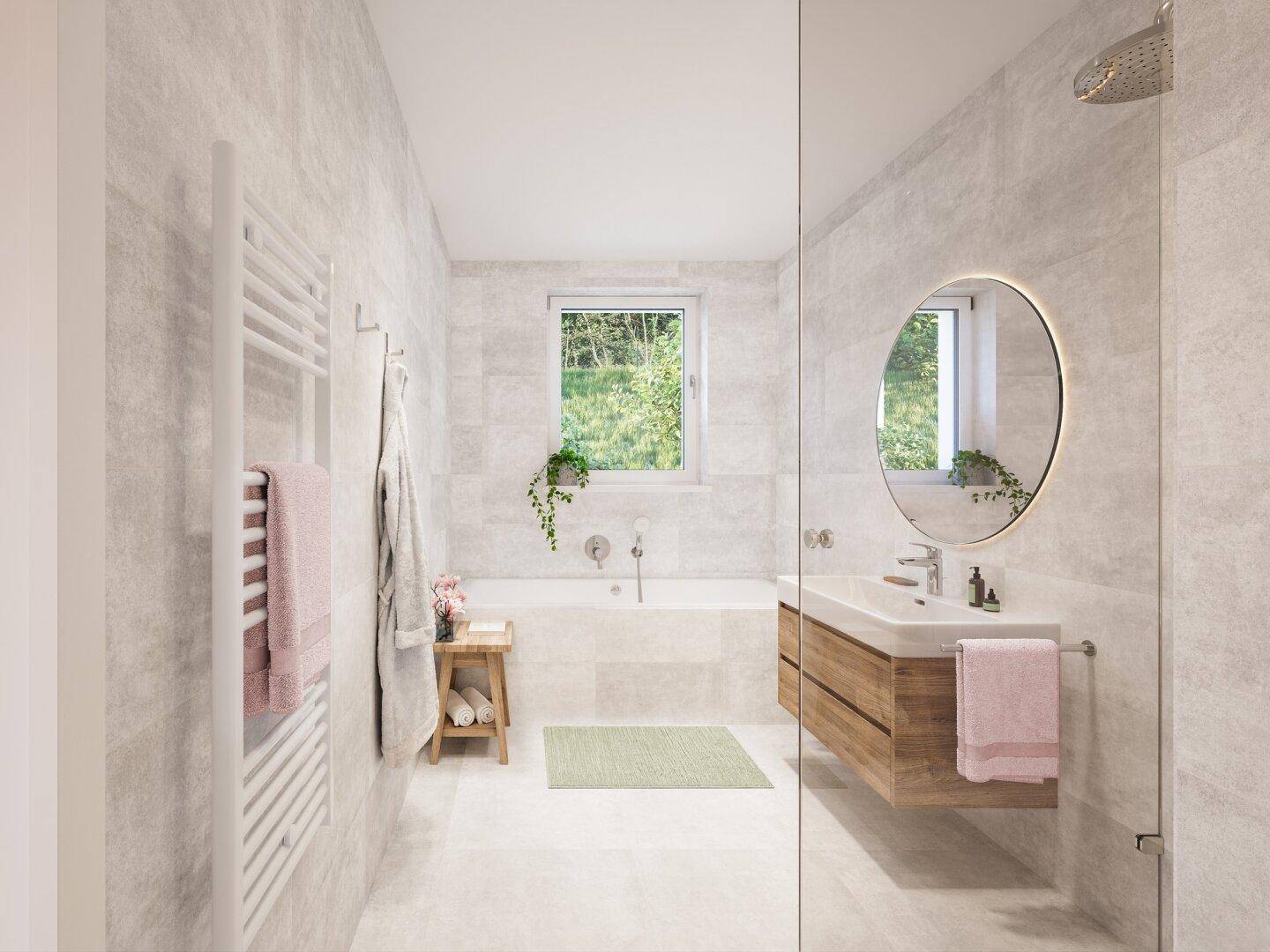 Modernes Badezimmer mit hellgrauen Fliesen, Badewanne, begehbarer Dusche und Fenster mit Grünblick.