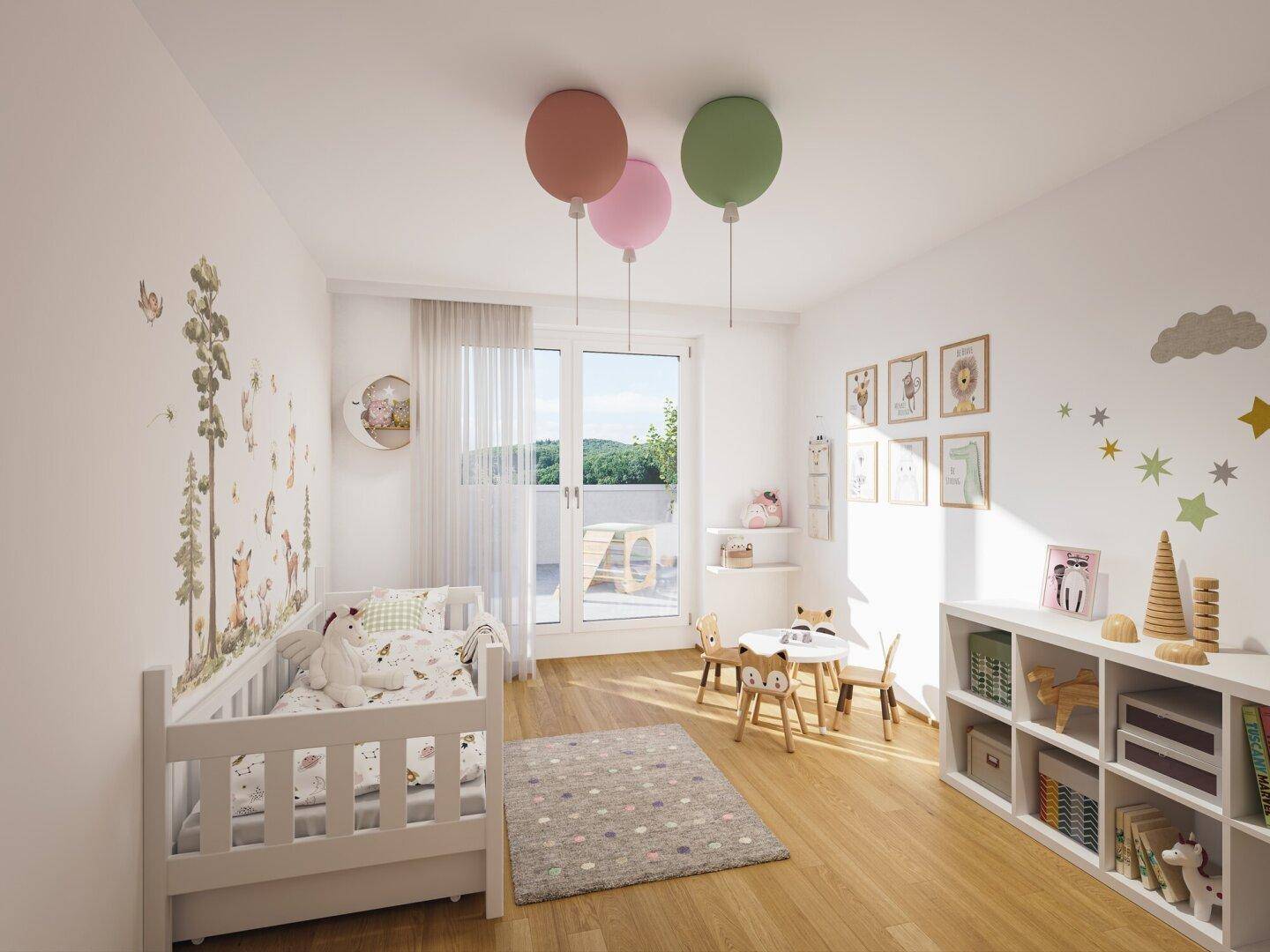Helles Kinderzimmer mit Holzboden, verspielter Dekoration und Zugang zum Außenbereich.