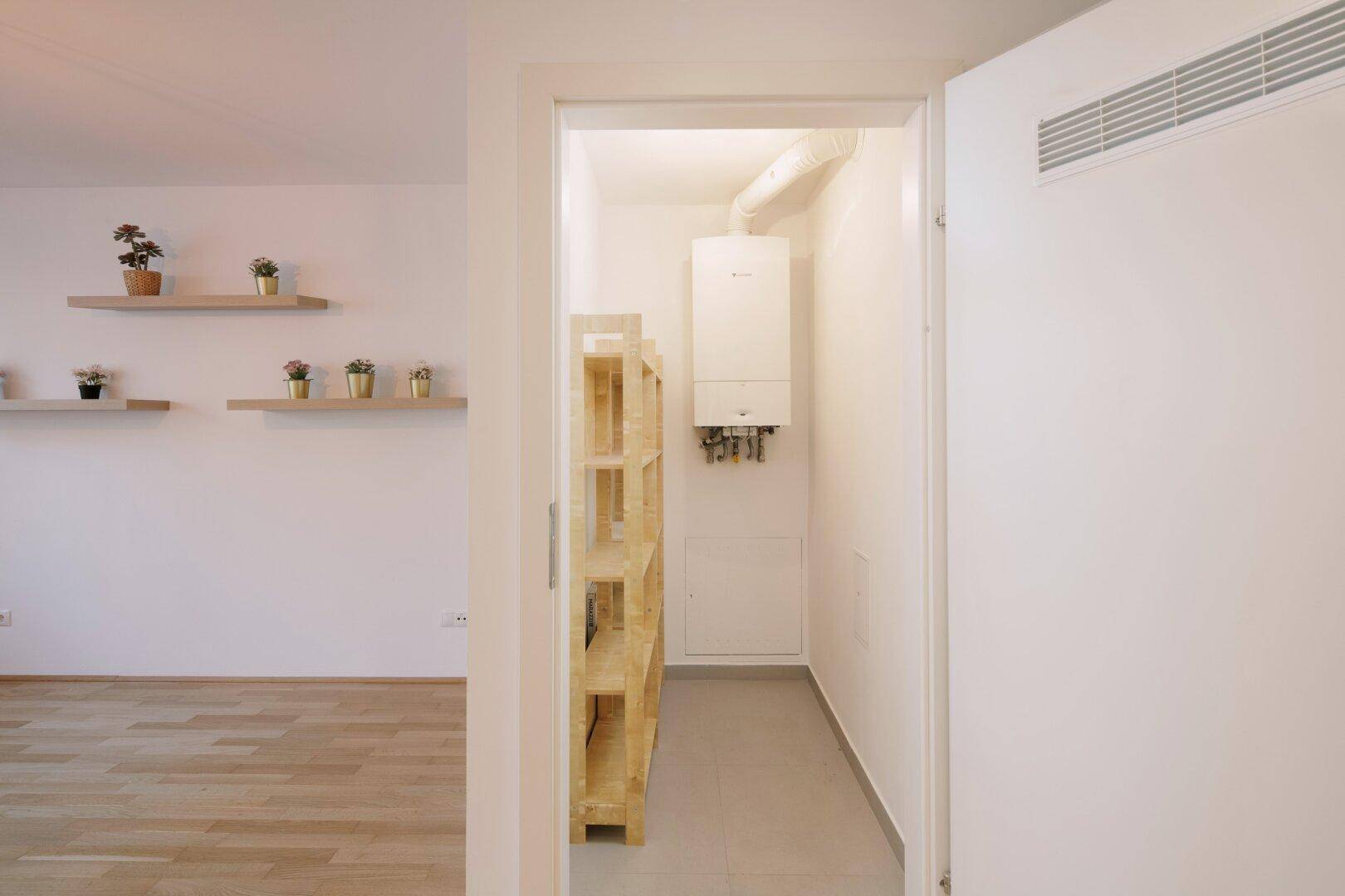 Praktischer Abstellraum mit Heizungsanlage und Holzregalen für zusätzlichen Stauraum.