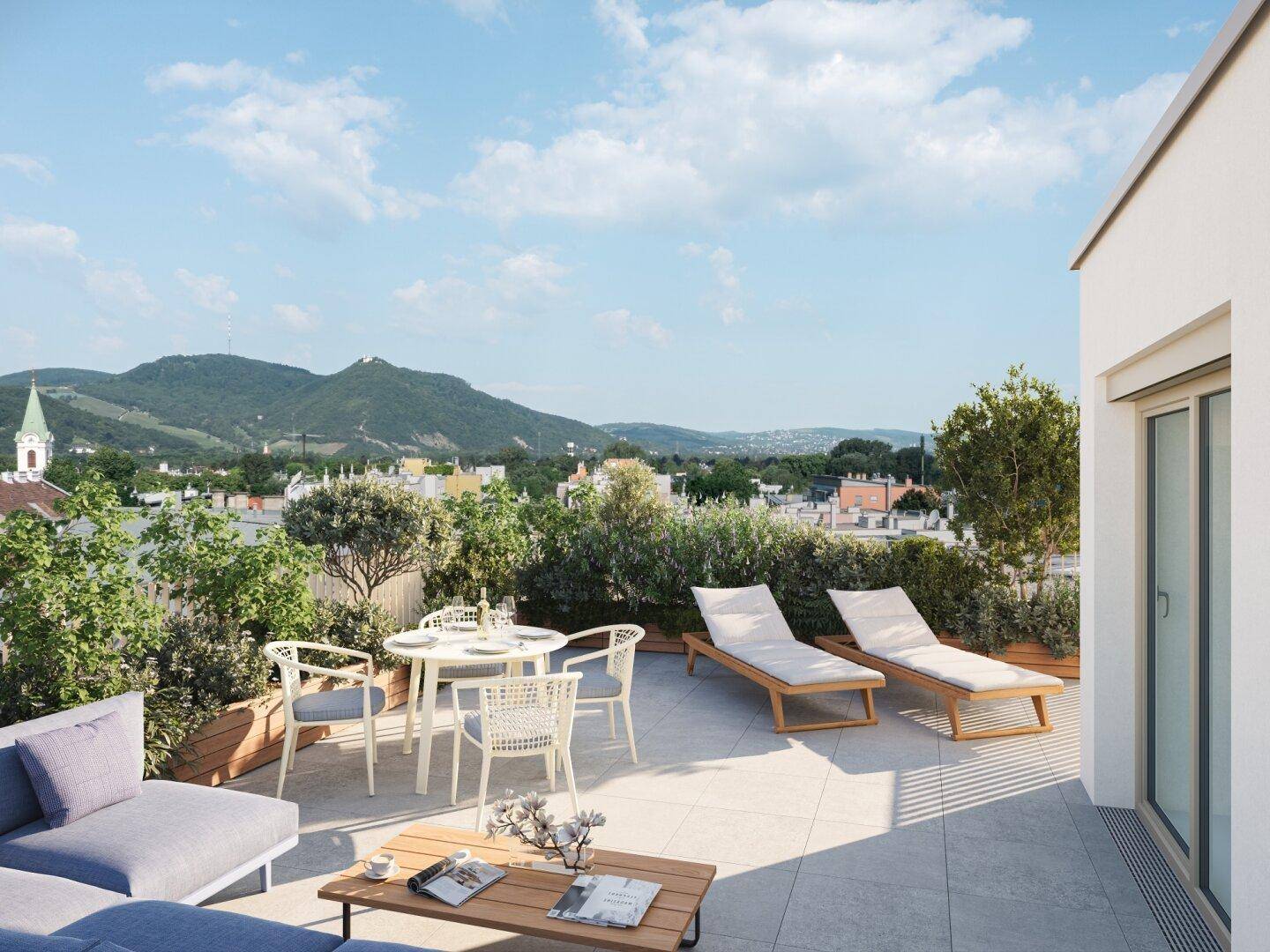 Geräumige Dachterrasse mit Sitzgelegenheiten, Liegestühlen und weitem Bergblick.