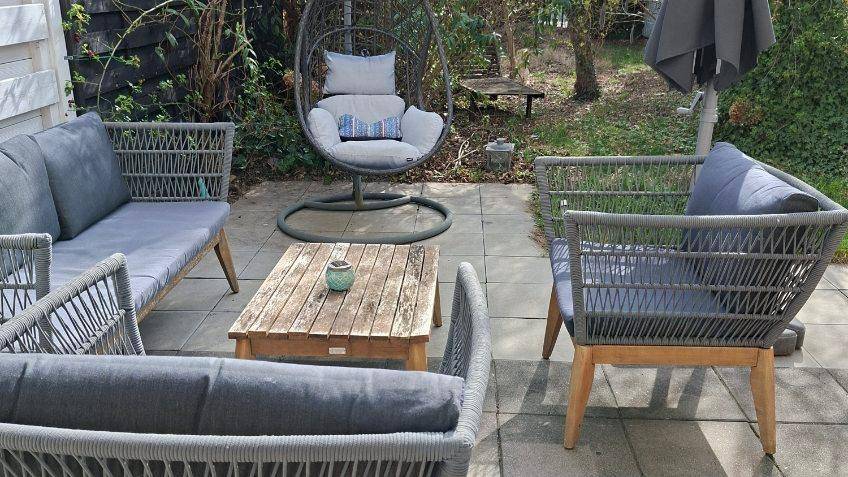 Gemütlicher Gartenbereich mit Sitzgelegenheiten und Hängesessel für entspannte Stunden im Freien.