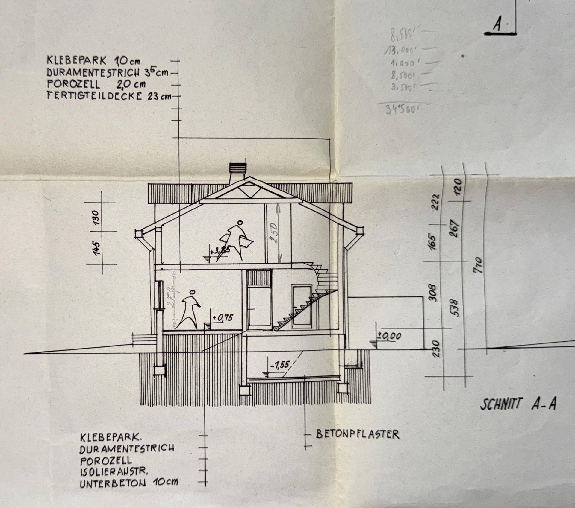 Schnittzeichnung des Hauses mit Details zur Konstruktion und Raumhöhen.