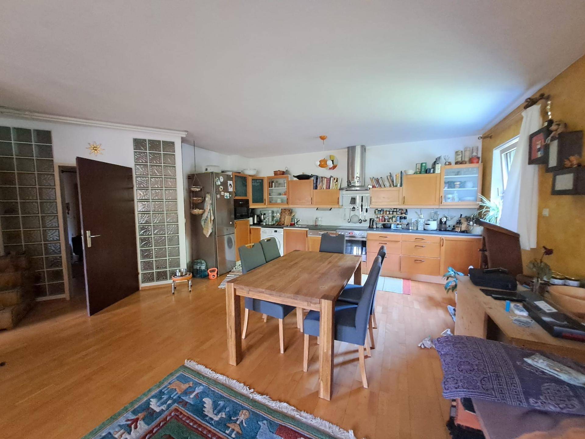 Funktionale Küche mit Holzeinbauten, Essbereich und viel Stauraum, ideal für Familien.