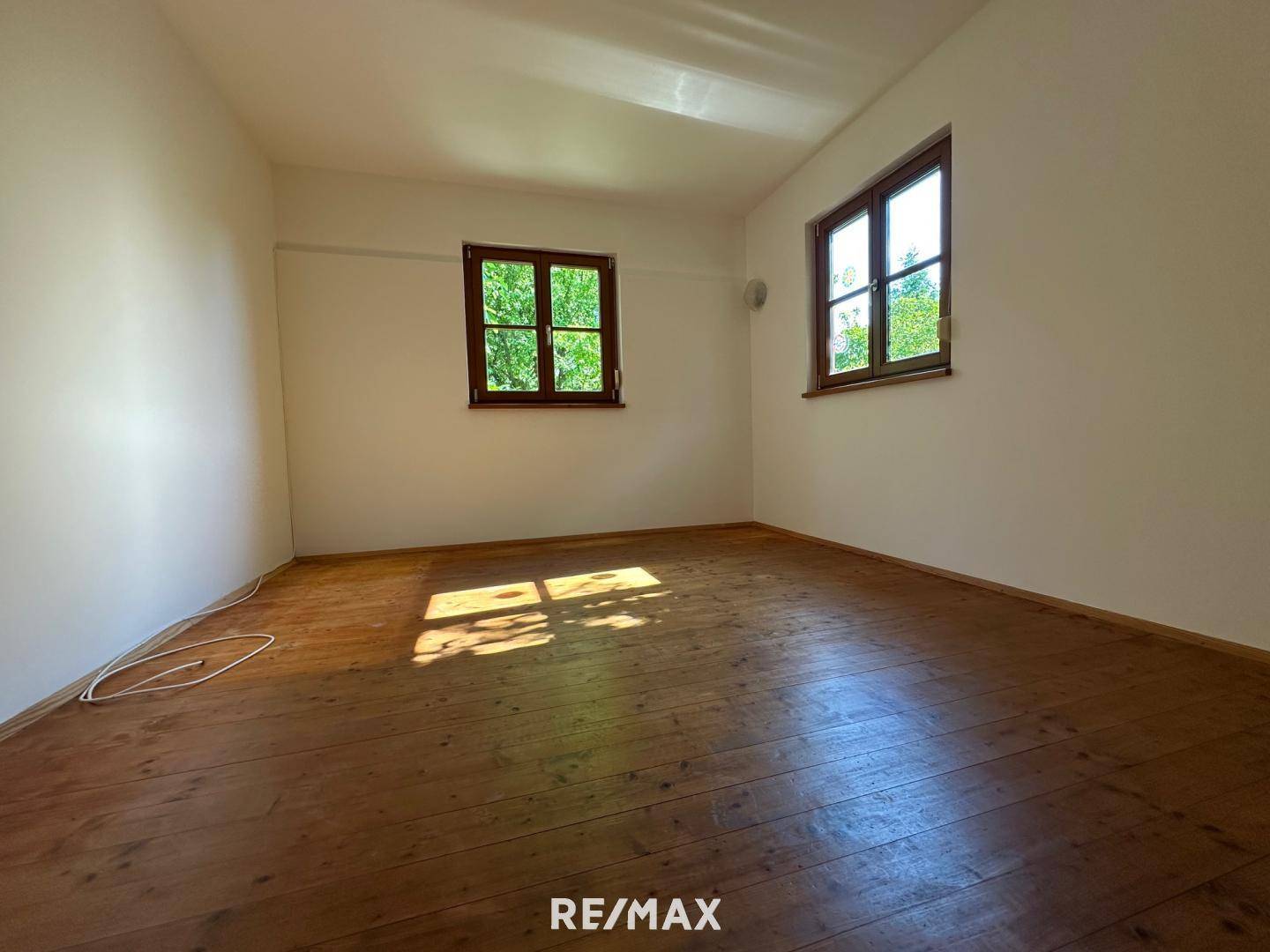 8 Zimmer 1 EG