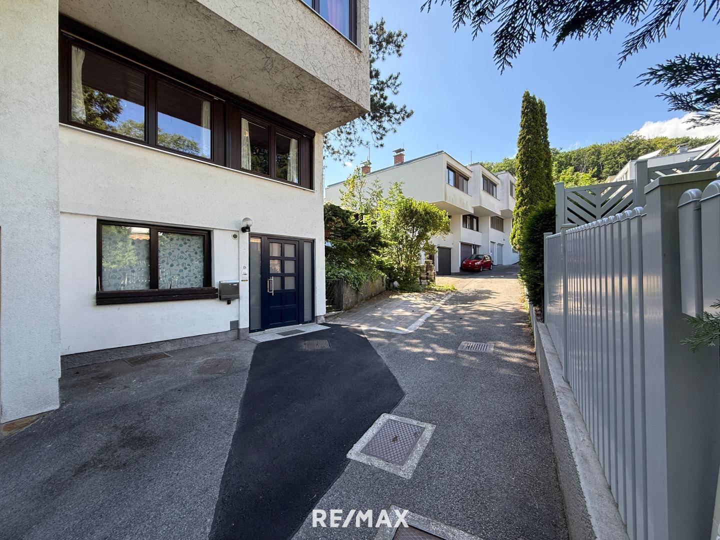 Haus Eingang + Stellplatz