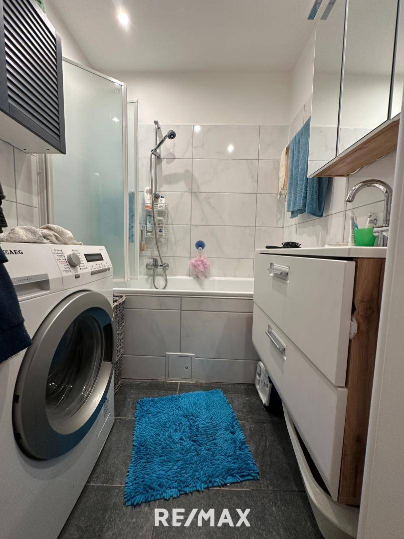 8 Bad mit Badewanne