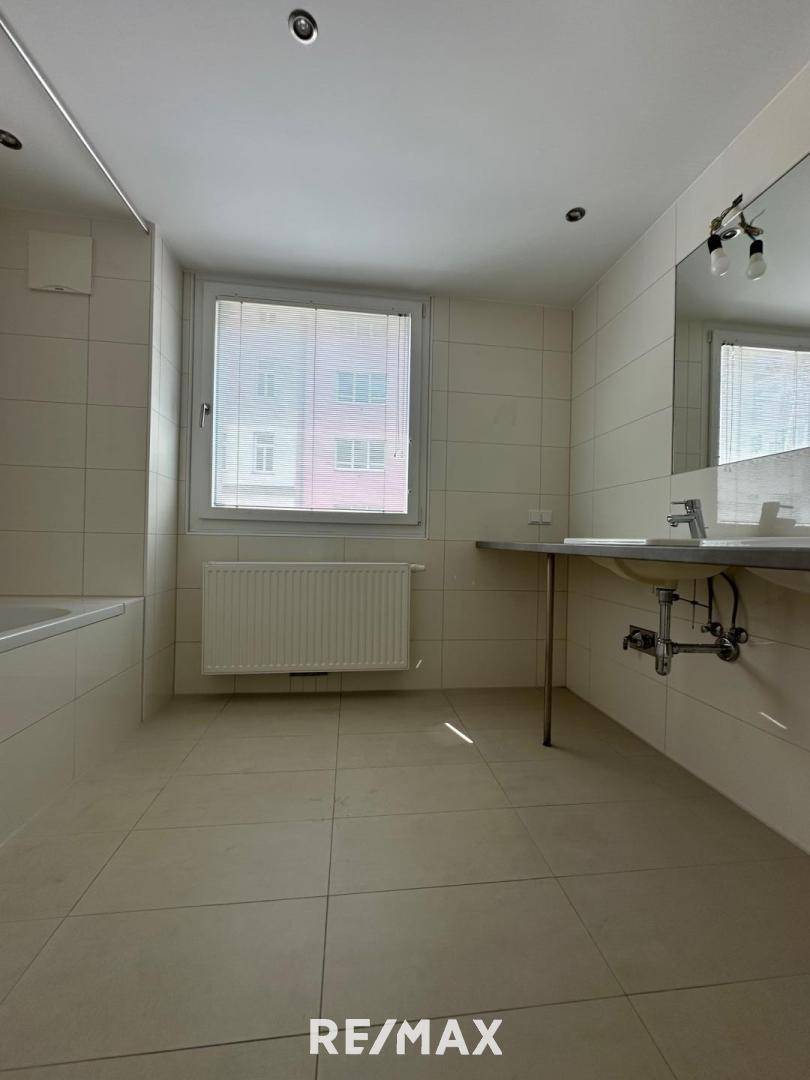 9 Badezimmer mit Badewanne