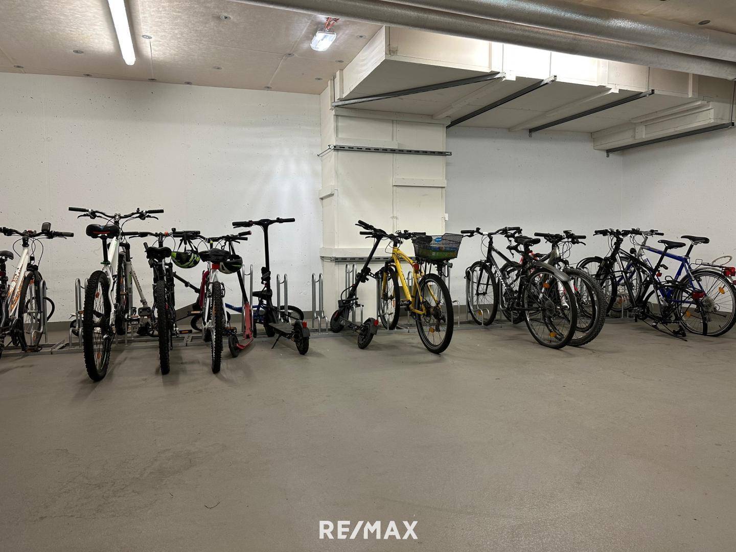 13 großer Fahrradabstellraum