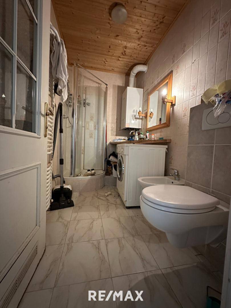 Badezimmer mit Dusche, WC und Waschmaschine