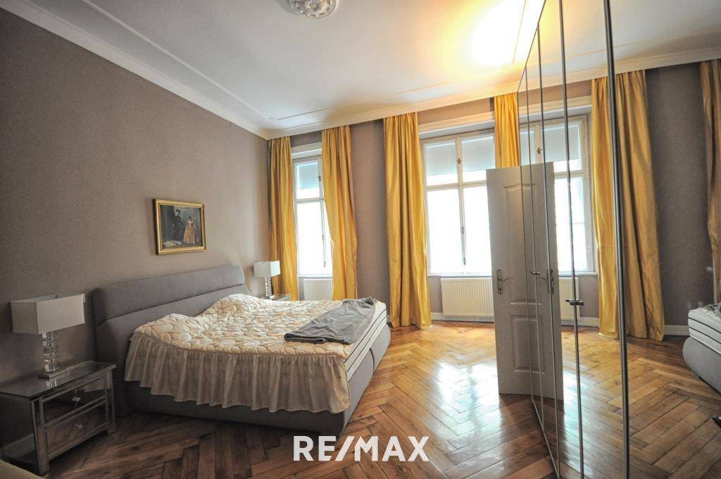 Schlafzimmer mit Schränken