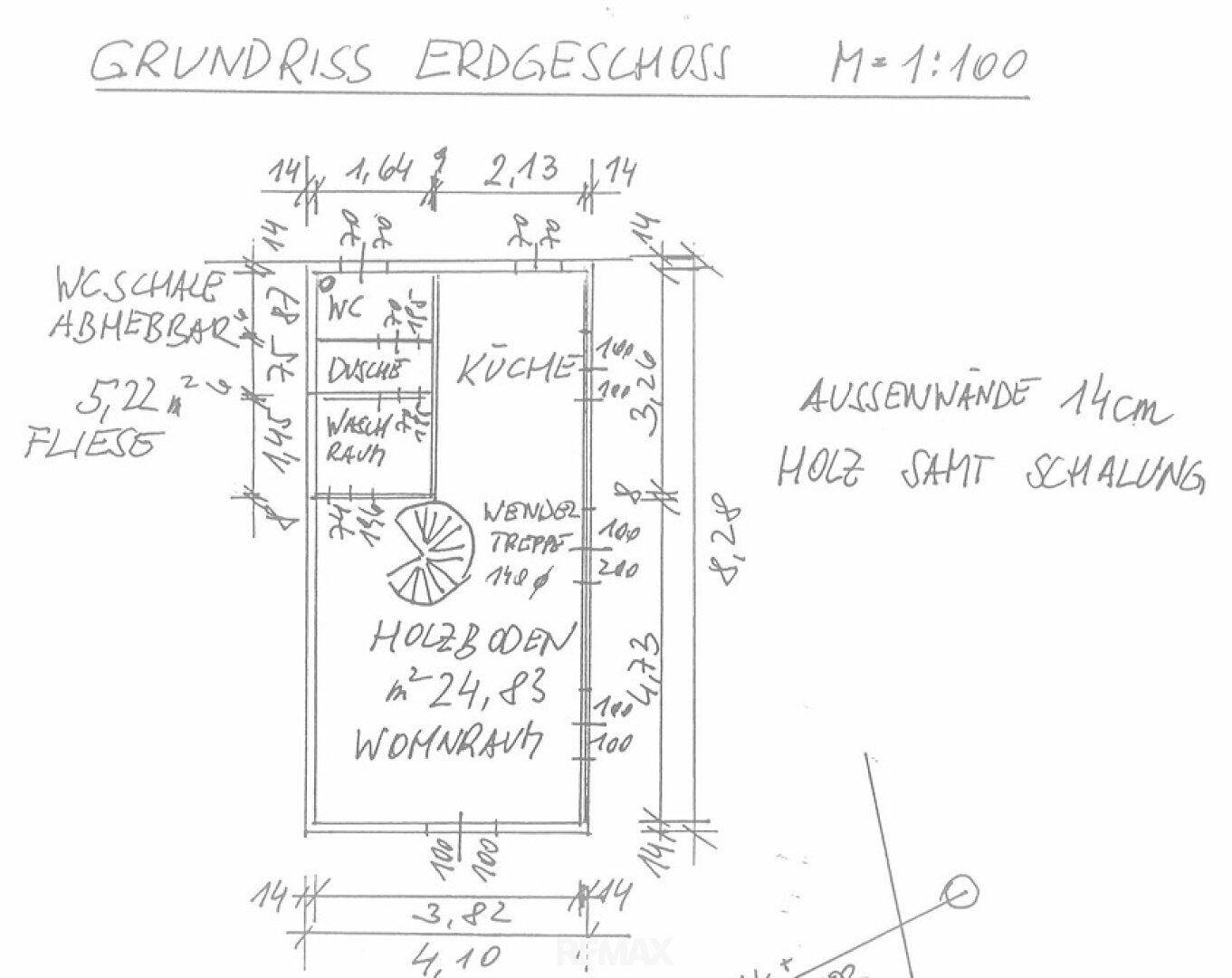 Handgezeichneter Grundriss des Erdgeschosses mit Küche, Bad und offenem Wohnraum.