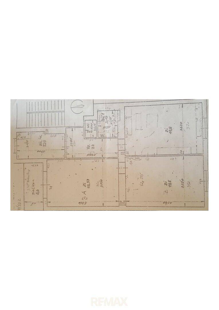 Detaillierter Grundriss einer Wohneinheit mit separatem Bad, Gäste-WC und Zugang zum Balkon.