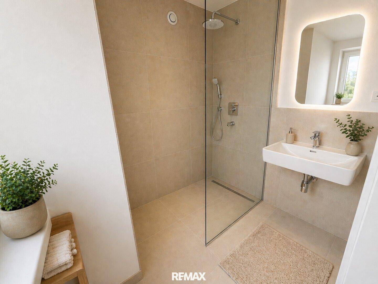 Modernes Badezimmer mit großer ebenerdiger Dusche, minimalistischem Design und hellen Fliesen.