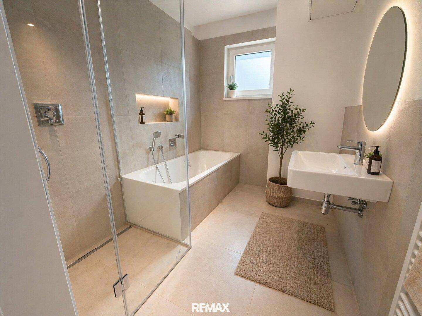 Modernes Badezimmer mit Badewanne, ebenerdiger Dusche und eleganten Fliesen in neutralen Tönen.