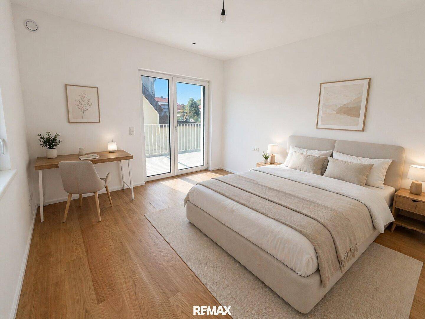 Schlafzimmer mit integriertem Arbeitsbereich, Holzboden und Zugang zu einem Balkon.