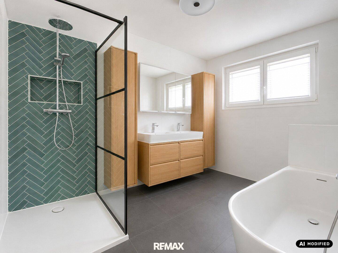 Helles Badezimmer mit begehbarer Dusche, Doppelwaschbecken und Fenster.