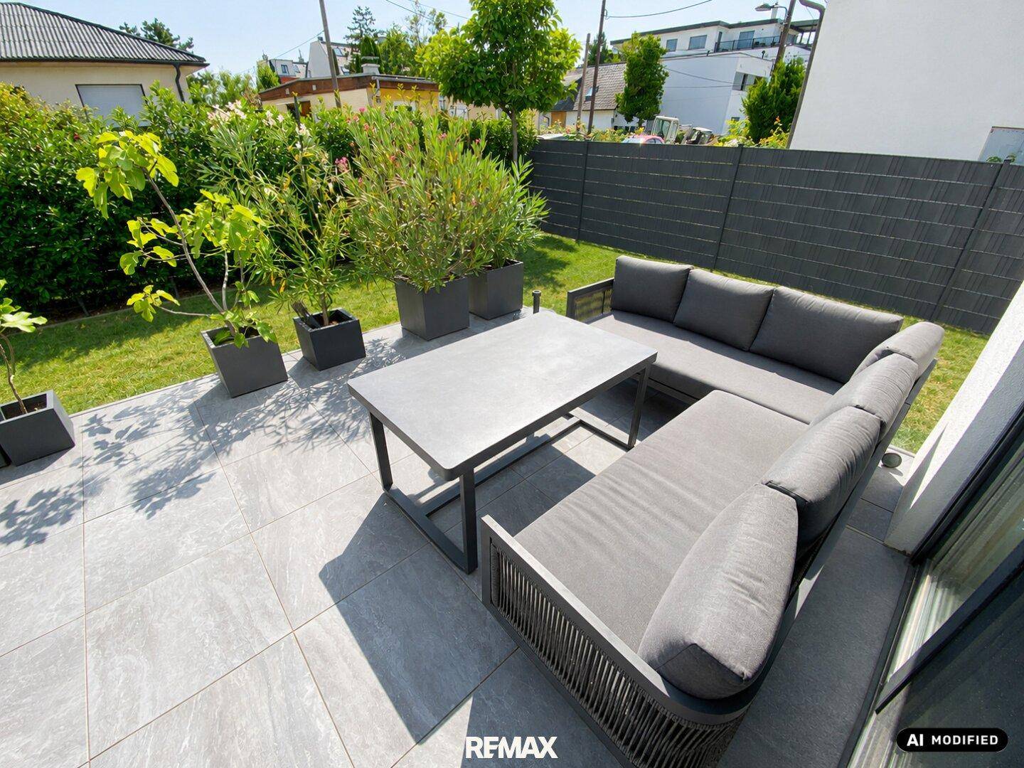 Moderne Terrasse mit bequemen Lounge-Möbeln und Pflanzen.