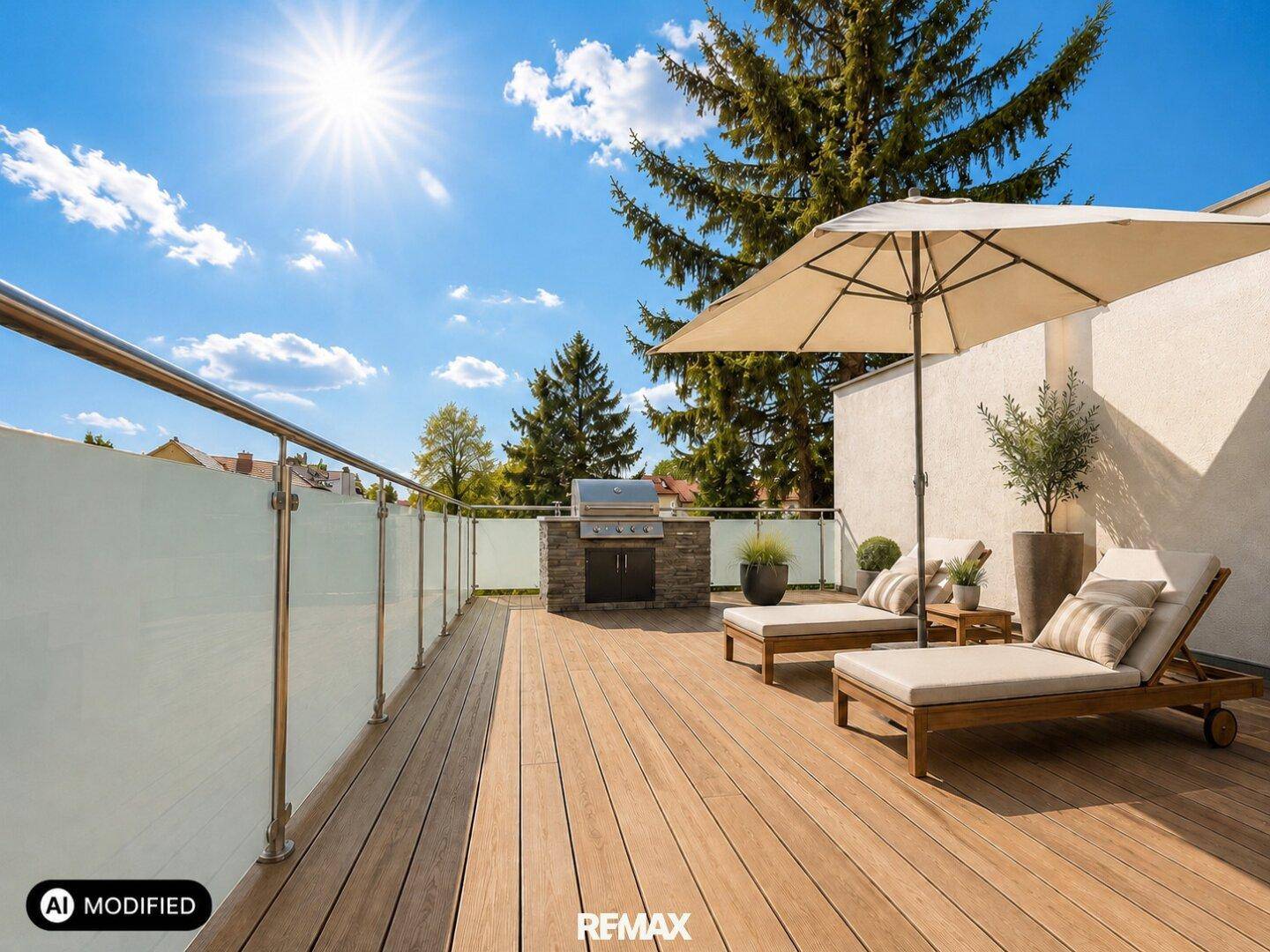 Geräumige Dachterrasse mit Holzdeck, Sonnenliegen, Sonnenschirm und integriertem Grillbereich.