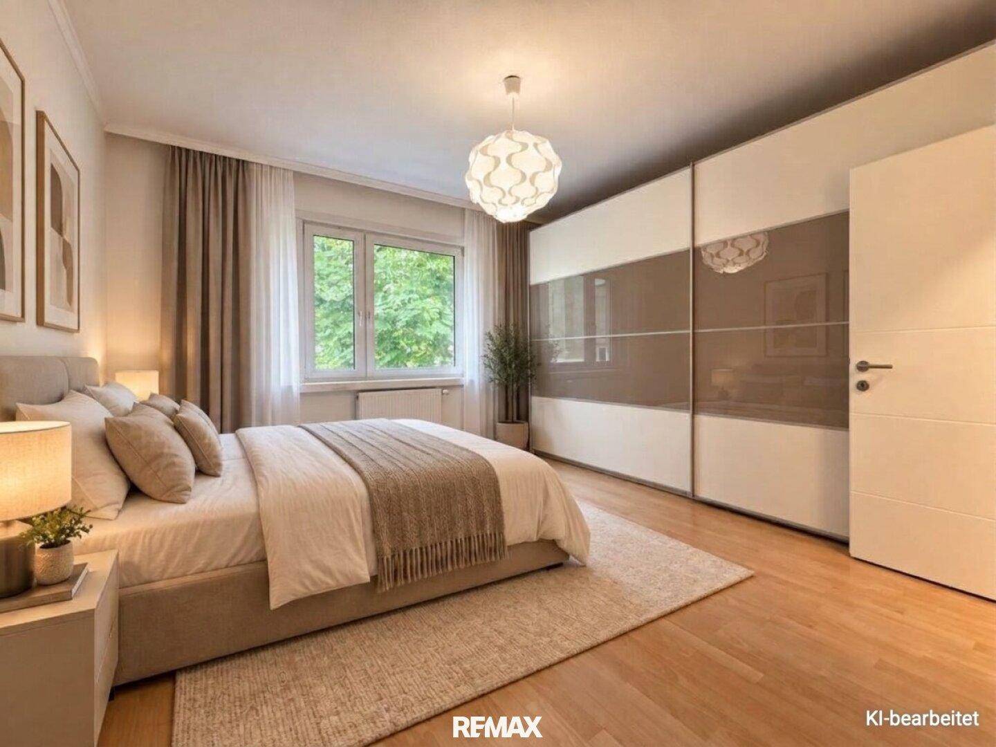 Gemütliches Schlafzimmer mit großem Bett, Einbauschrank und Blick ins Grüne.