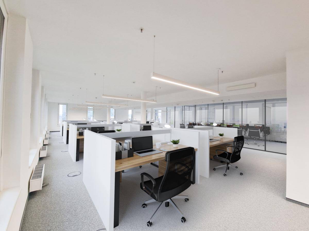 Helles Großraumbüro mit modernen Schreibtischen, ergonomischen Stühlen und viel natürlichem Licht.