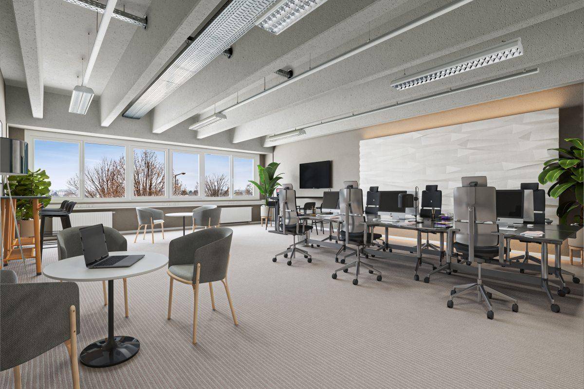 Modernes Großraumbüro mit vielen Arbeitsplätzen, großen Fenstern und Teppichboden, ideal für produktives Arbeiten.