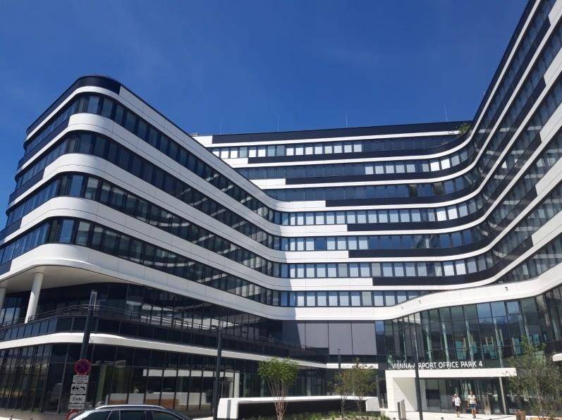 Architektonisch anspruchsvolles Bürogebäude mit geschwungener Fassade und großen Fensterfronten.