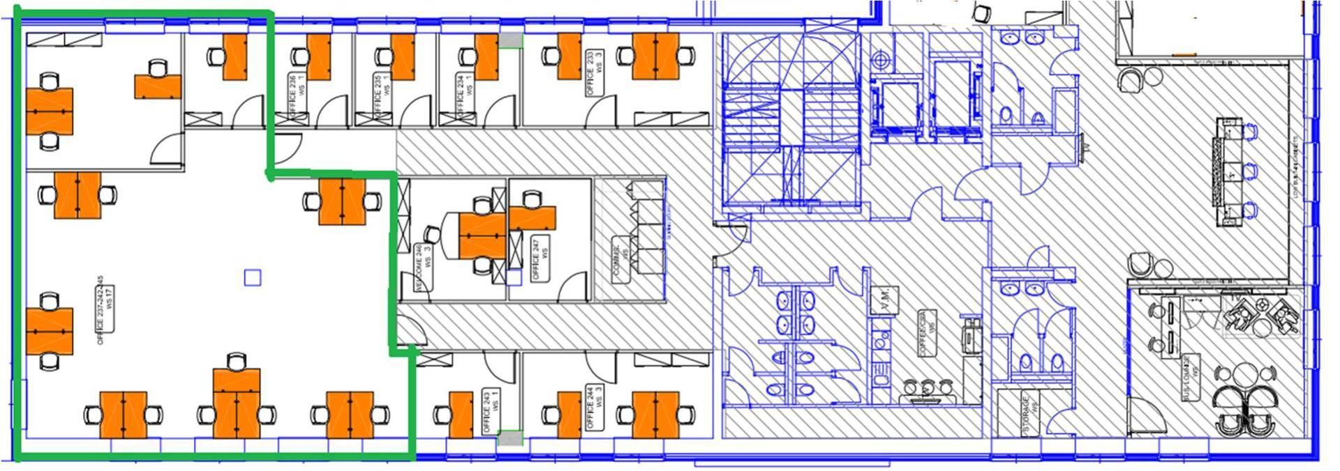 Detaillierter Grundriss eines Bürogebäudes mit verschiedenen Arbeitsbereichen und Sanitäranlagen.