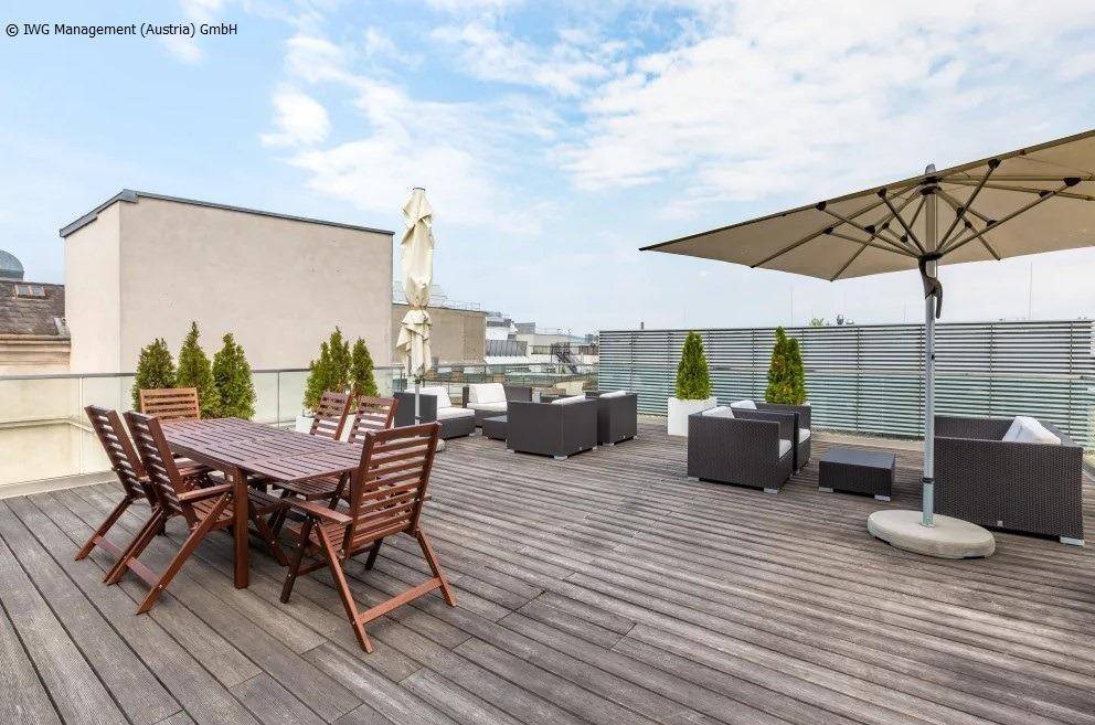 Geräumige Dachterrasse mit Holzboden, Esstisch und Lounge-Möbeln unter großen Sonnenschirmen.