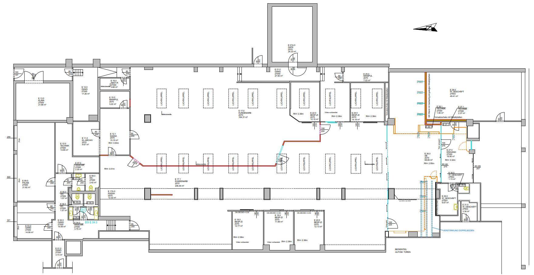 Detaillierter Grundriss eines großen Gewerbeobjekts mit mehreren Räumen, offenen Bereichen und technischen Installationen.