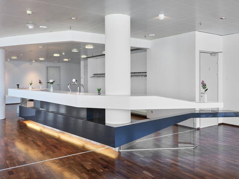 Eleganter Lounge-Bereich mit Holzboden, langer Theke und weitem Ausblick.