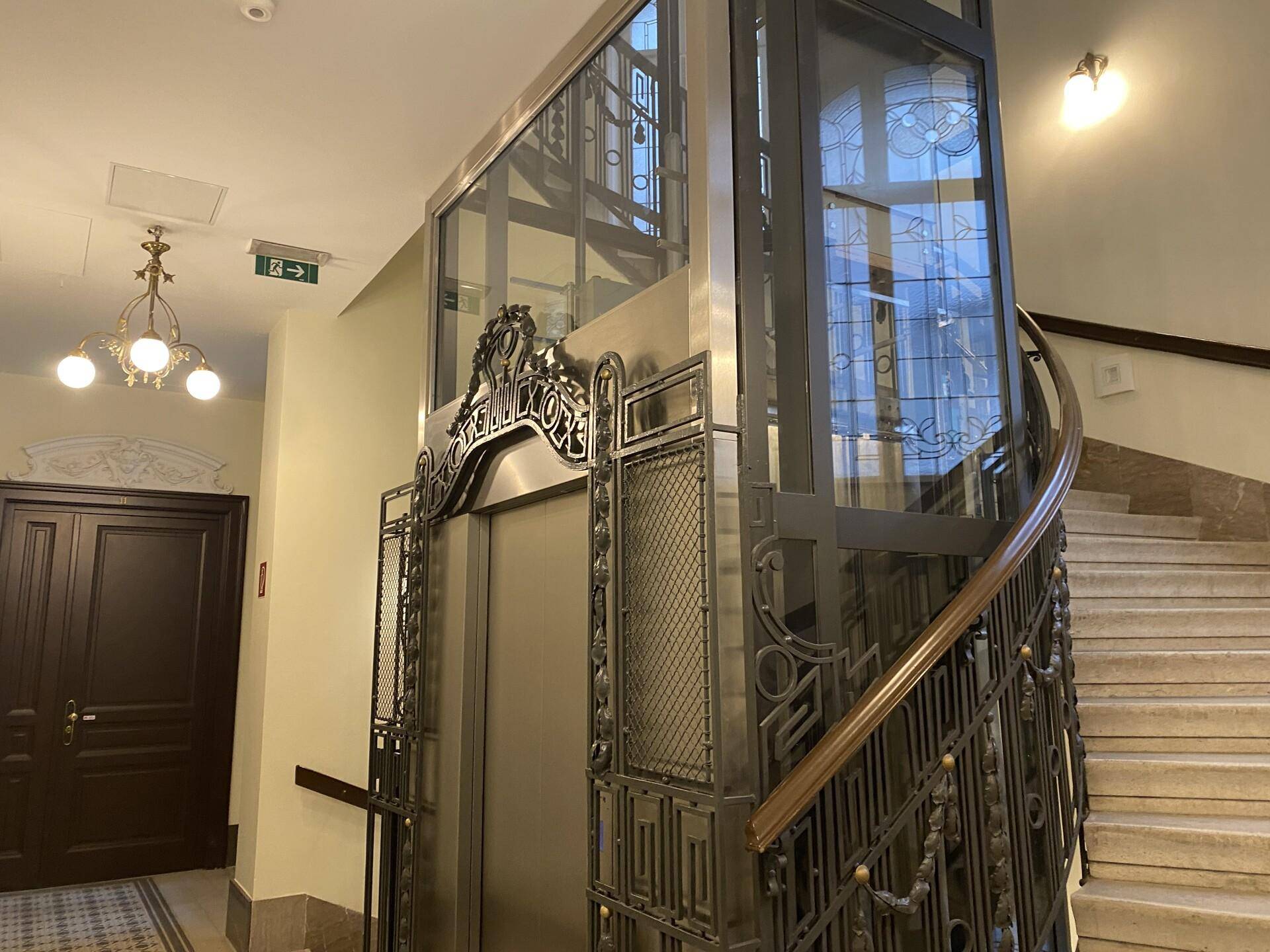 Stiegenaufgang_Lift
