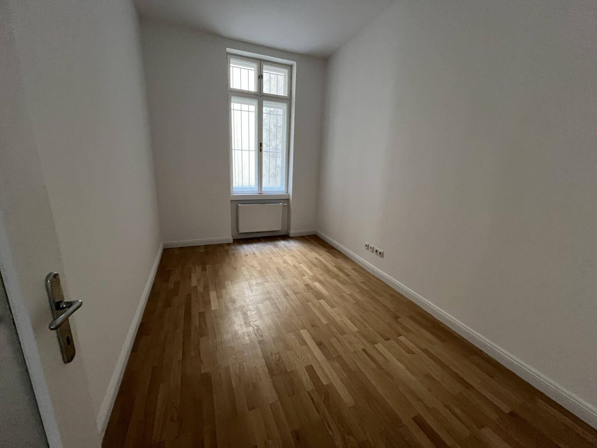 hofseitiges Schlafzimmer