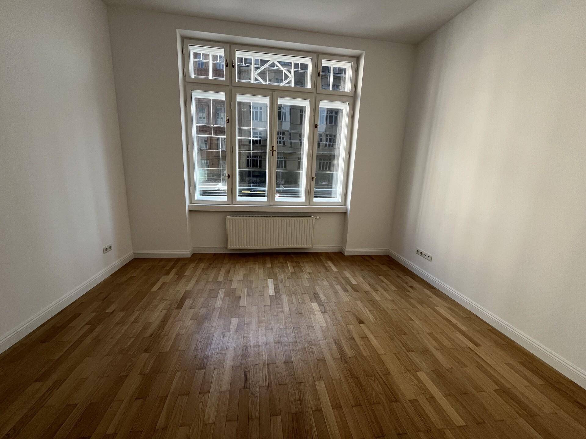 straßenseitiges Schlafzimmer