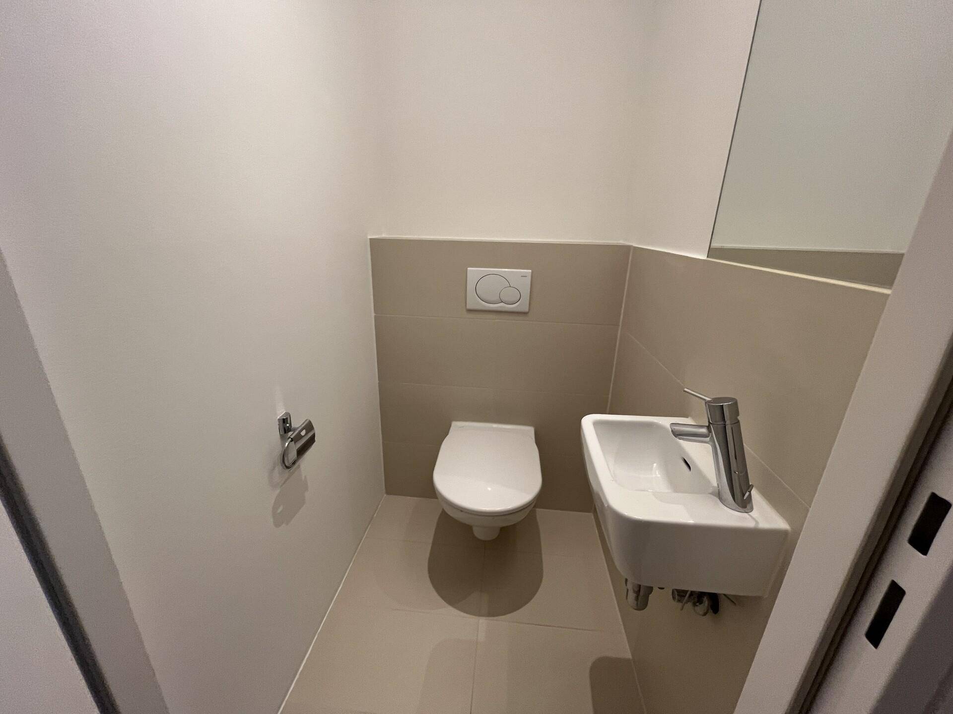 separates WC
