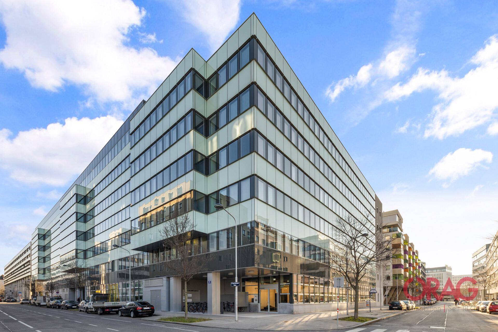 Modernes Bürogebäude mit markanter Glasfassade und klaren Linien in städtischer Umgebung.