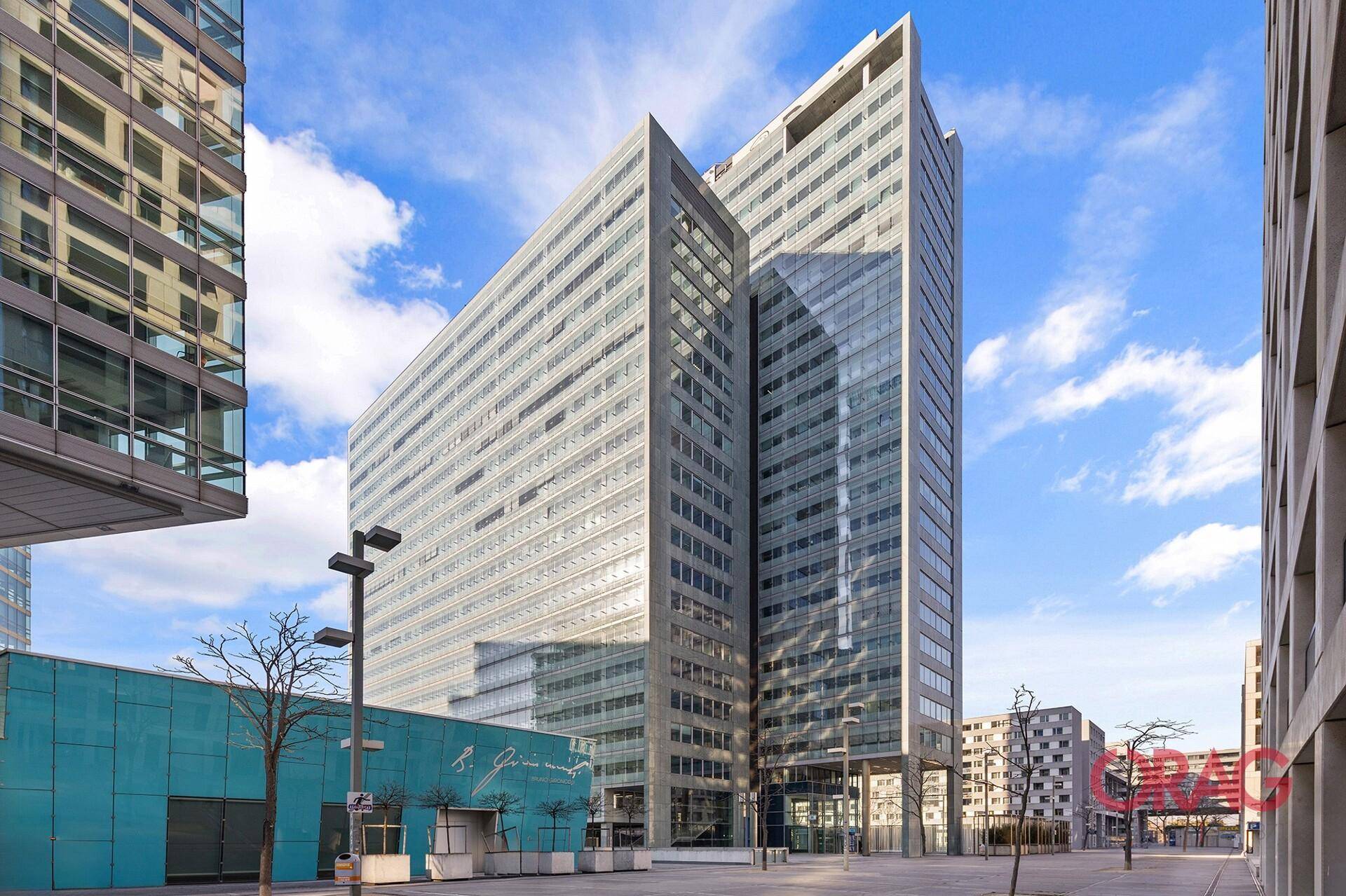 Beeindruckendes modernes Hochhaus mit Glasfassade und klarem Himmel in urbaner Umgebung.