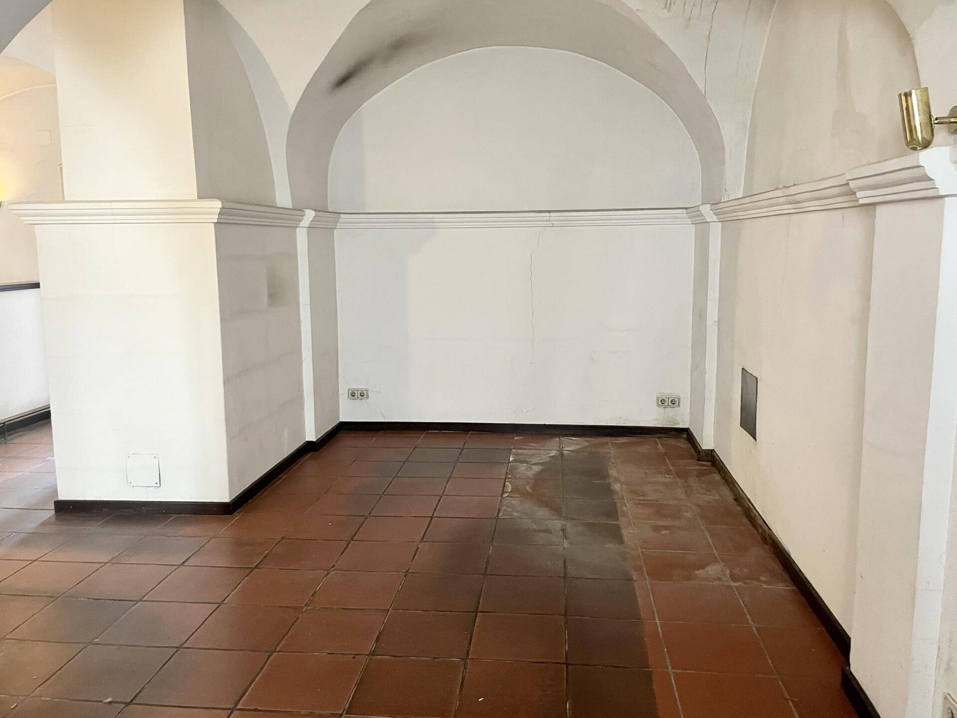 Kleinerer Gewölberaum mit Terrakottafliesen und weißen Wänden, bereit für individuelle Gestaltung.