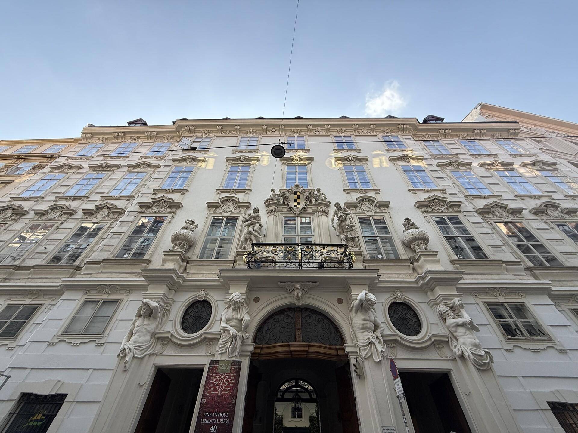 Eine weitere Ansicht der prächtigen historischen Fassade mit ihren reichen Verzierungen und vielen Fenstern.