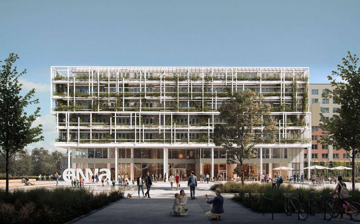 Moderne Gebäudefassade mit vertikaler Begrünung und belebtem Vorplatz in urbaner Umgebung.