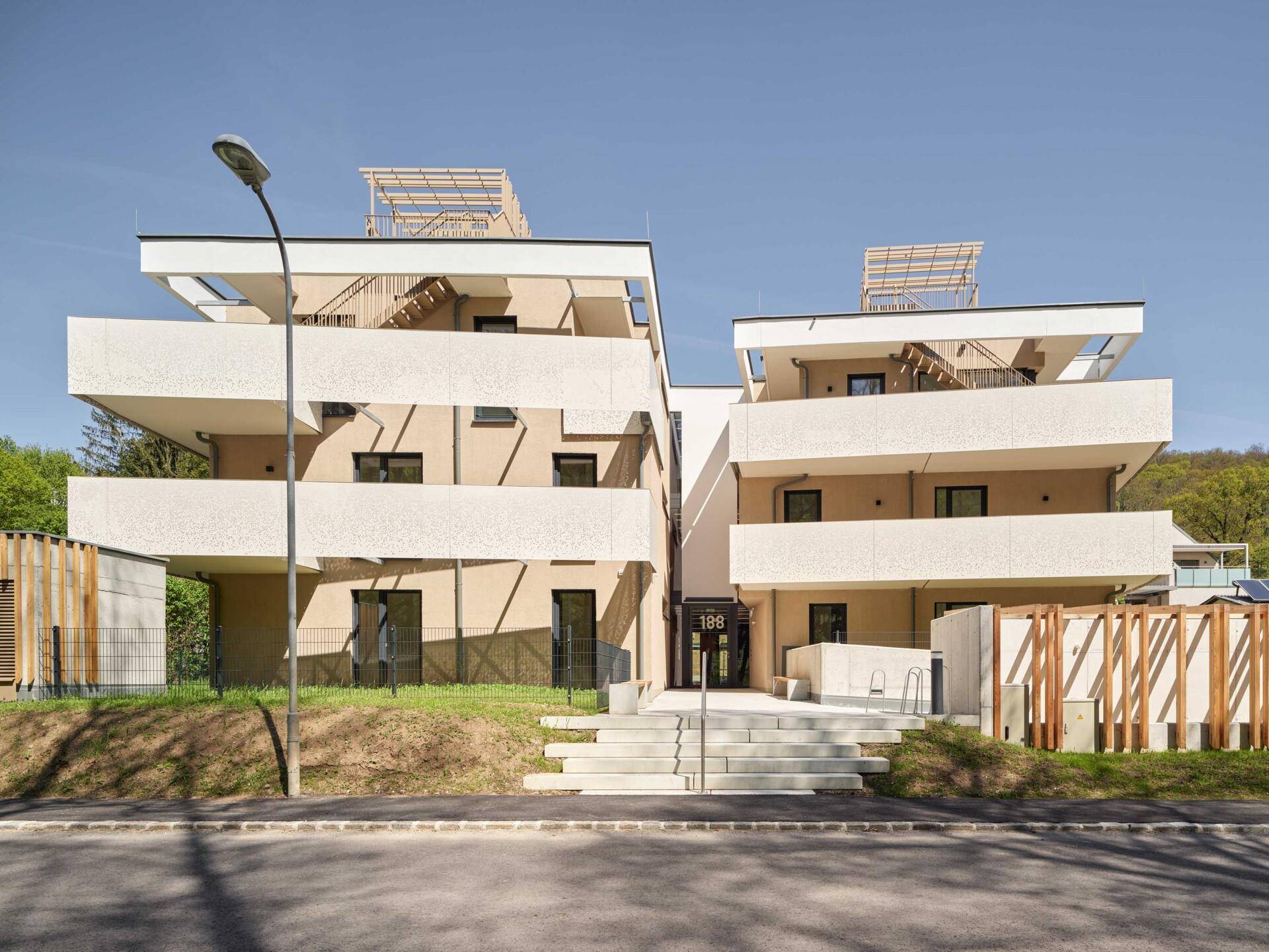 Moderne Wohnanlage mit klarer Architektur und großzügigen Balkonen und Terrassen.