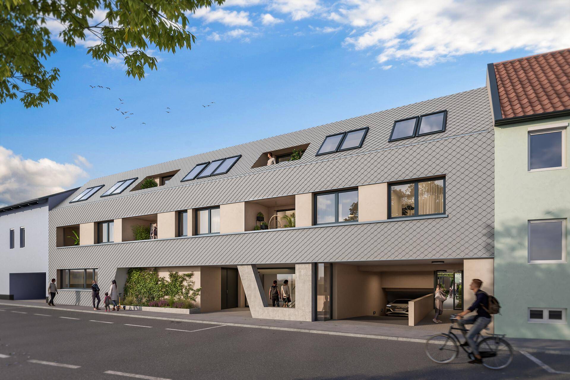 Moderne Gebäudefassade an einer Straße mit integrierter Tiefgarage und verschiedenen Fensterformen.