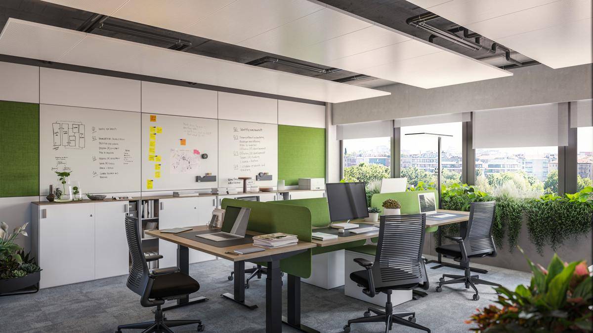 Heller, moderner Büroraum mit ergonomischen Arbeitsplätzen, großen Fenstern und grünen Akzenten.